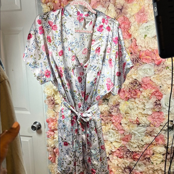Secret Treasures Pink and White Floral Robe - Picture 1 of 4